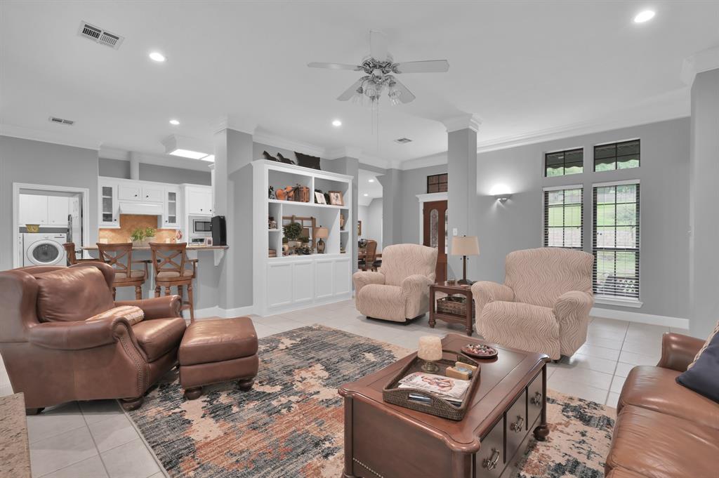 5 Highland Hollow Drive, Conroe, Texas image 5