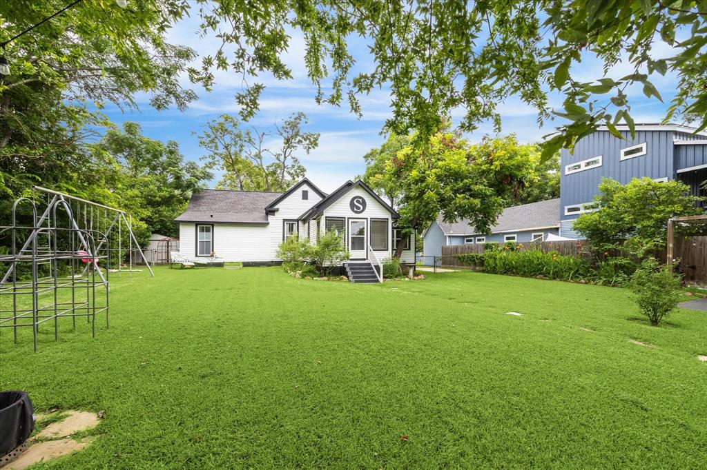 305 W Alamo Street