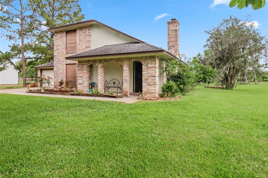 107 Oak Colony Drive, Angleton, Texas image 2