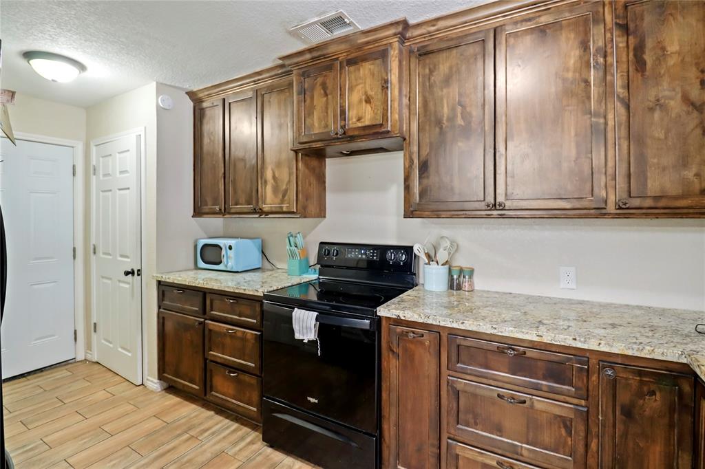 107 Oak Colony Drive, Angleton, Texas image 6