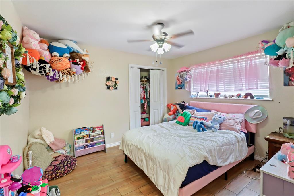 107 Oak Colony Drive, Angleton, Texas image 12
