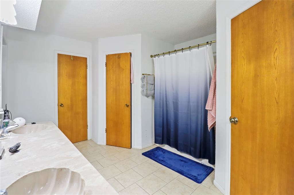 107 Oak Colony Drive, Angleton, Texas image 9