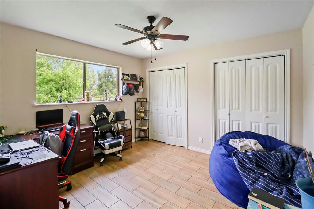 107 Oak Colony Drive, Angleton, Texas image 11