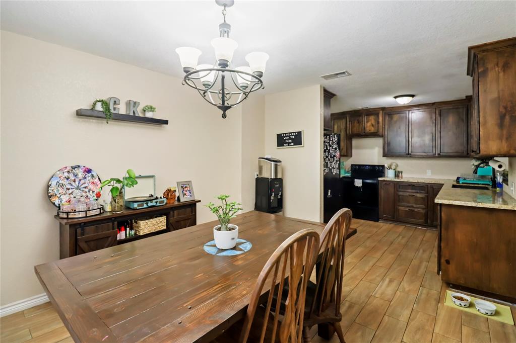 107 Oak Colony Drive, Angleton, Texas image 5