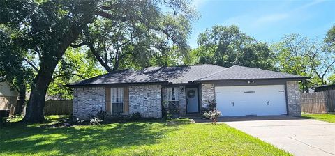 Single Family Residence in Lake Jackson TX 149 Forest Oaks Lane.jpg