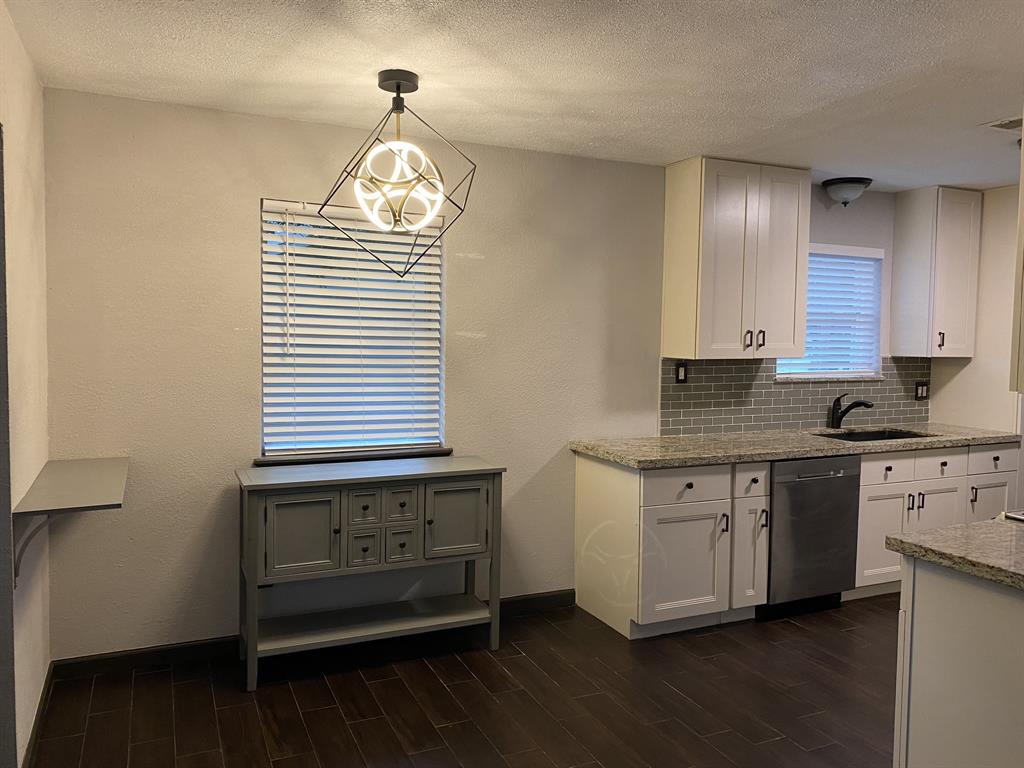 5108 Longshadow Drive Drive, Dickinson, Texas image 8
