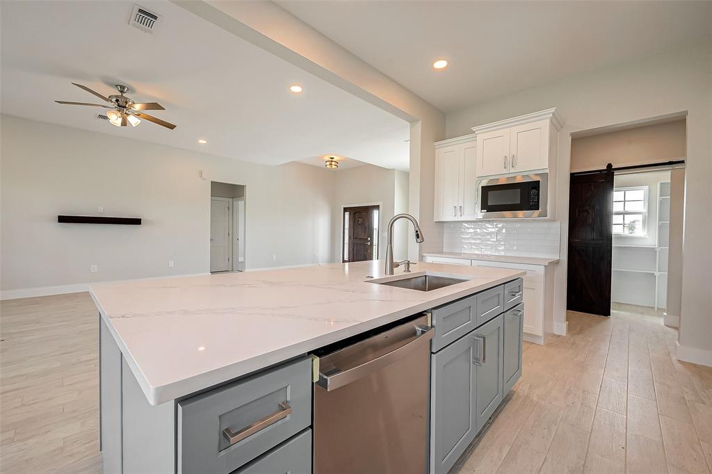 501 Buffalo Trail, Angleton, Texas image 10