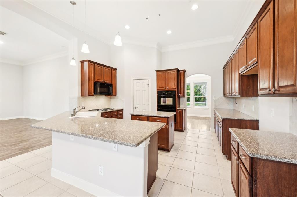 18110 Auburn Drive, Tomball, Texas image 7