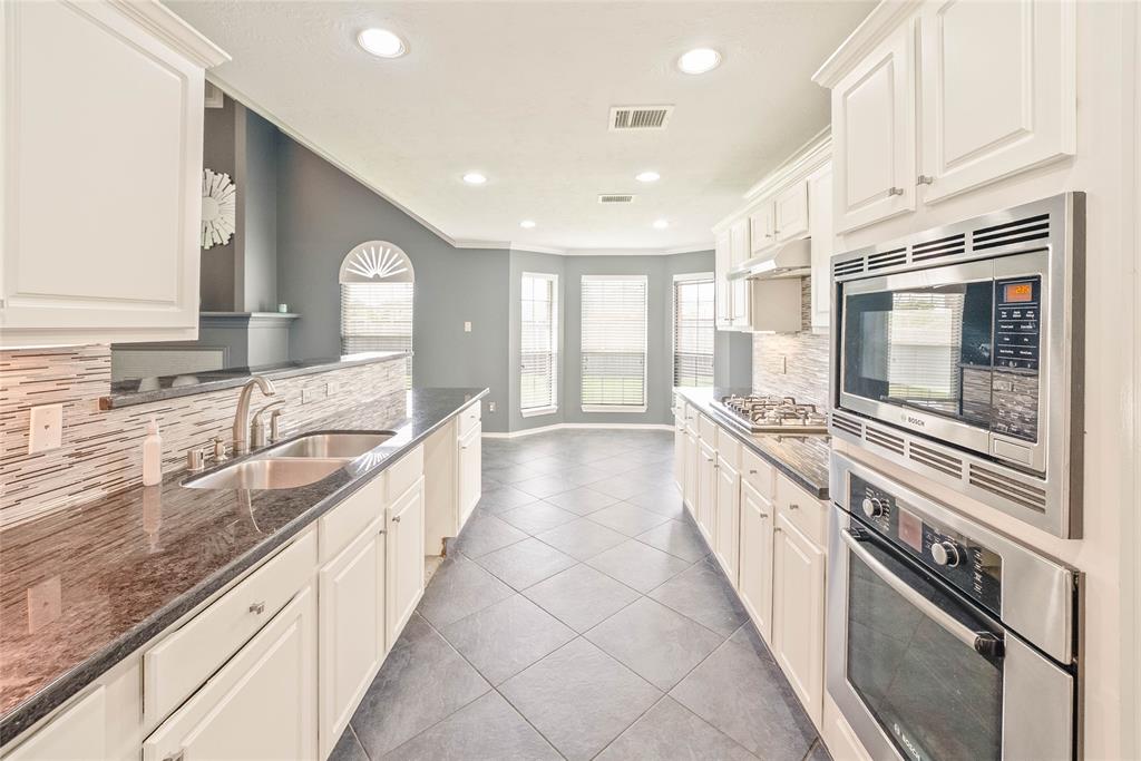 114 Summer Winds Drive, La Porte, Texas image 12