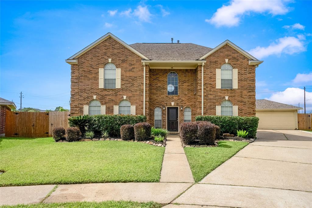 114 Summer Winds Drive, La Porte, Texas image 1