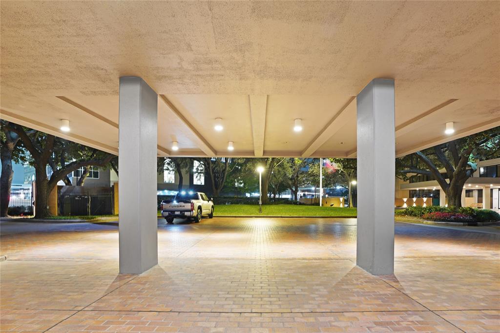 14 Greenway Plaza 15L