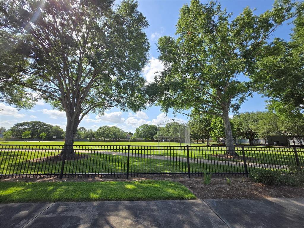 15810 Heritage Falls Drive, Friendswood, Texas image 39