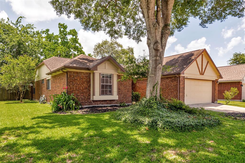 15810 Heritage Falls Drive, Friendswood, Texas image 2