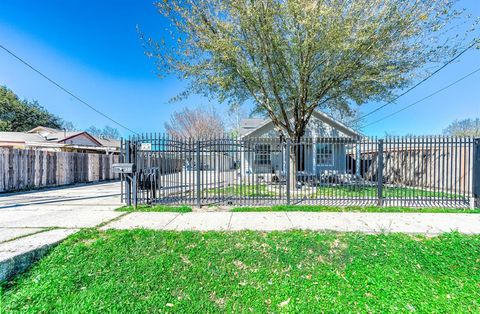 Photo of 931 Bennington Street, Houston, TX 77022 (MLS # 21211807)