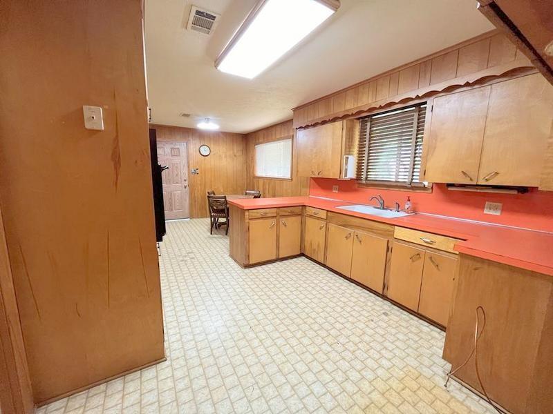 302 Cordell Drive, Crockett, Texas image 4