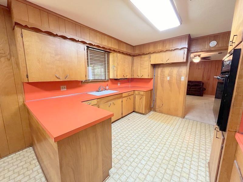 302 Cordell Drive, Crockett, Texas image 7