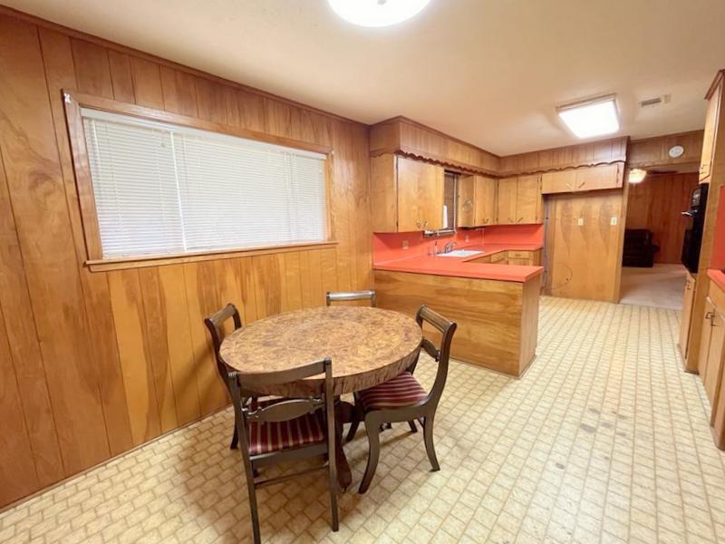 302 Cordell Drive, Crockett, Texas image 5