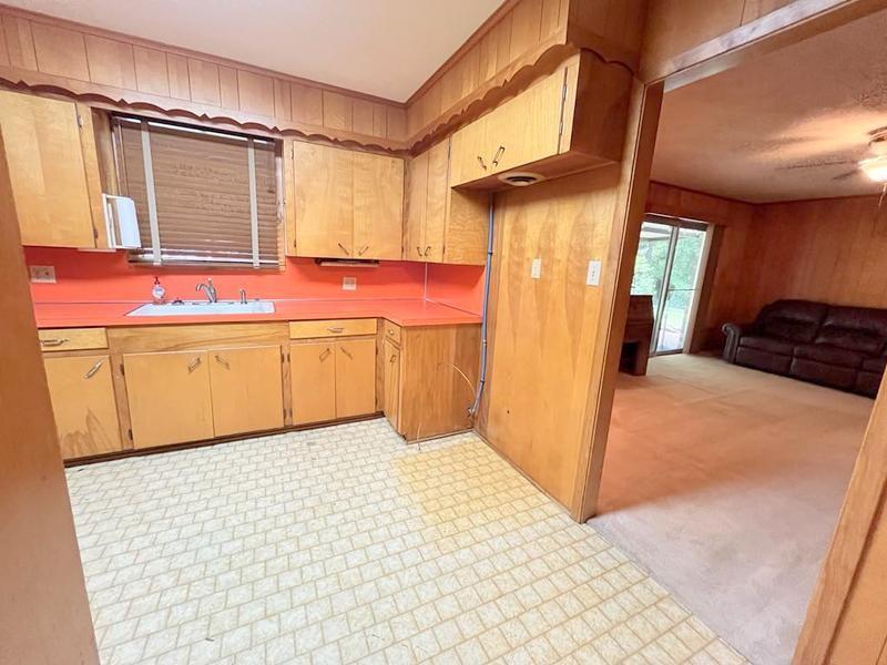 302 Cordell Drive, Crockett, Texas image 8