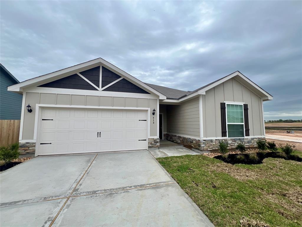 313 Kim Lane, Waller, Texas image 1