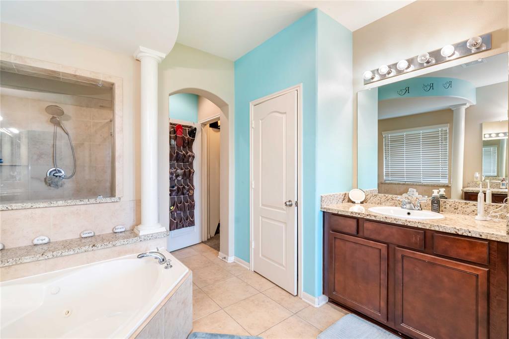 9603 Emerald Lakes Drive, Rosharon, Texas image 10