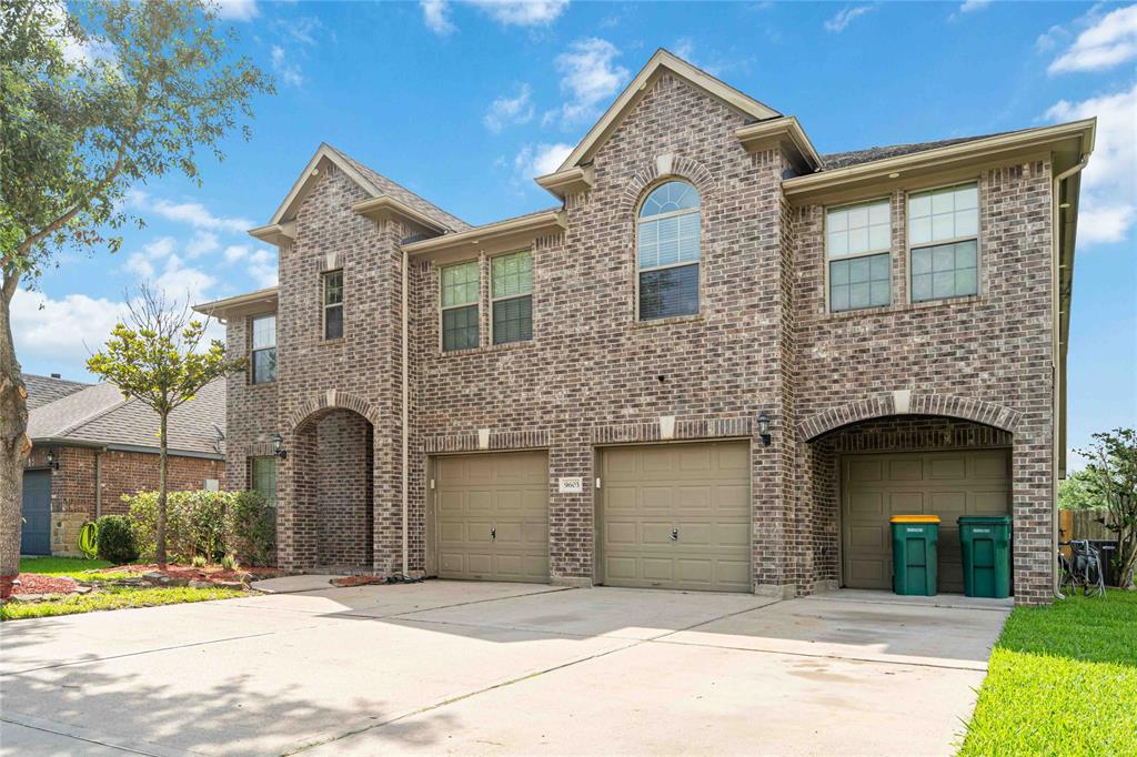 9603 Emerald Lakes Drive, Rosharon, Texas image 2