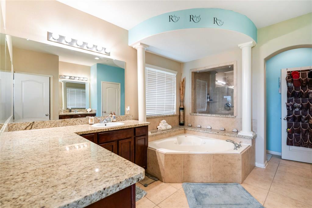 9603 Emerald Lakes Drive, Rosharon, Texas image 9