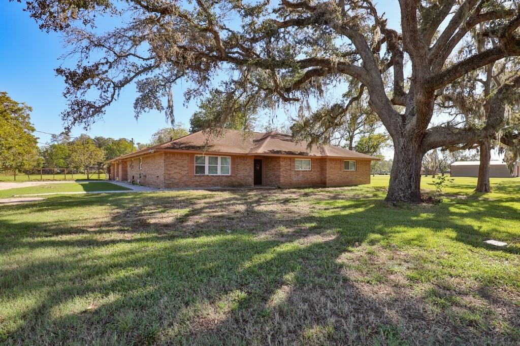 1043 S Columbia Drive, West Columbia, Texas image 1