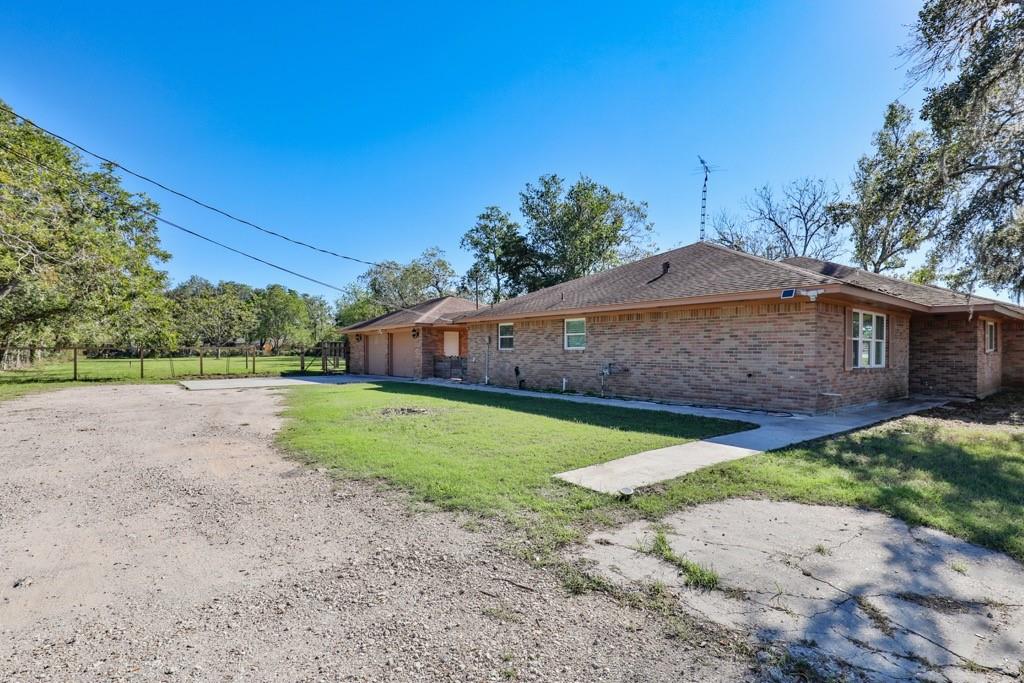 1043 S Columbia Drive, West Columbia, Texas image 3