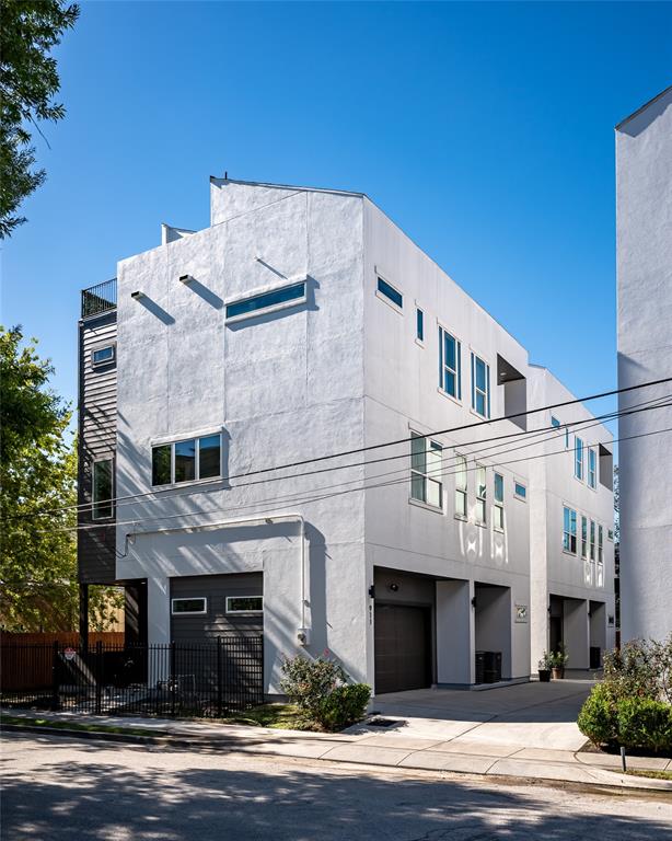 911 Thompson Street