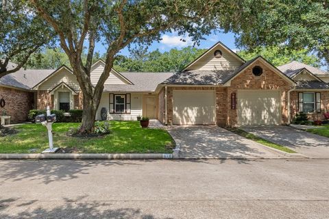 Townhouse in Pearland TX 678 Country Grove Circle.jpg