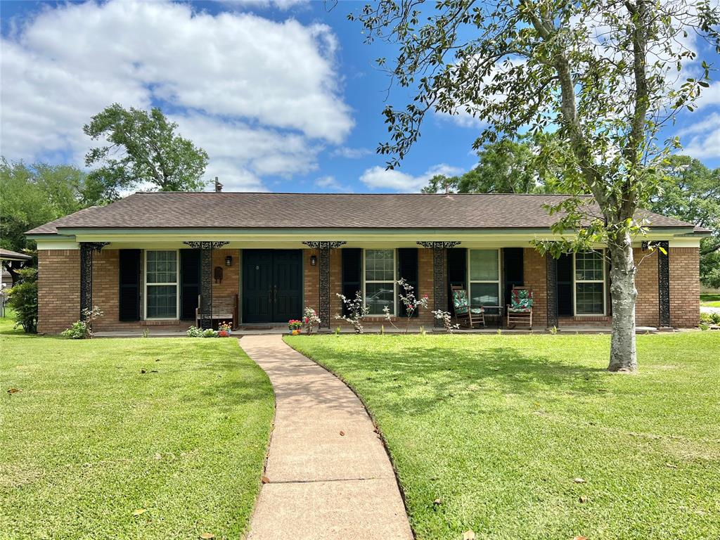 1400 Lawn Drive, Angleton, Texas image 1