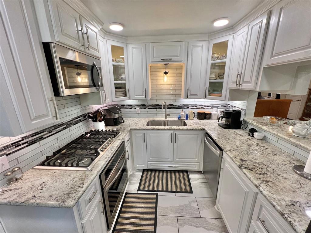 1400 Lawn Drive, Angleton, Texas image 8
