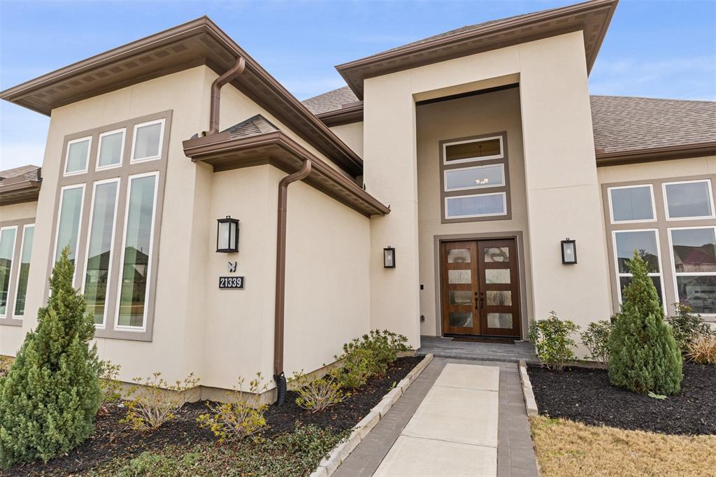 21339 Crescent Winged Drive