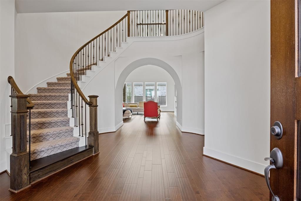 21339 Crescent Winged Drive