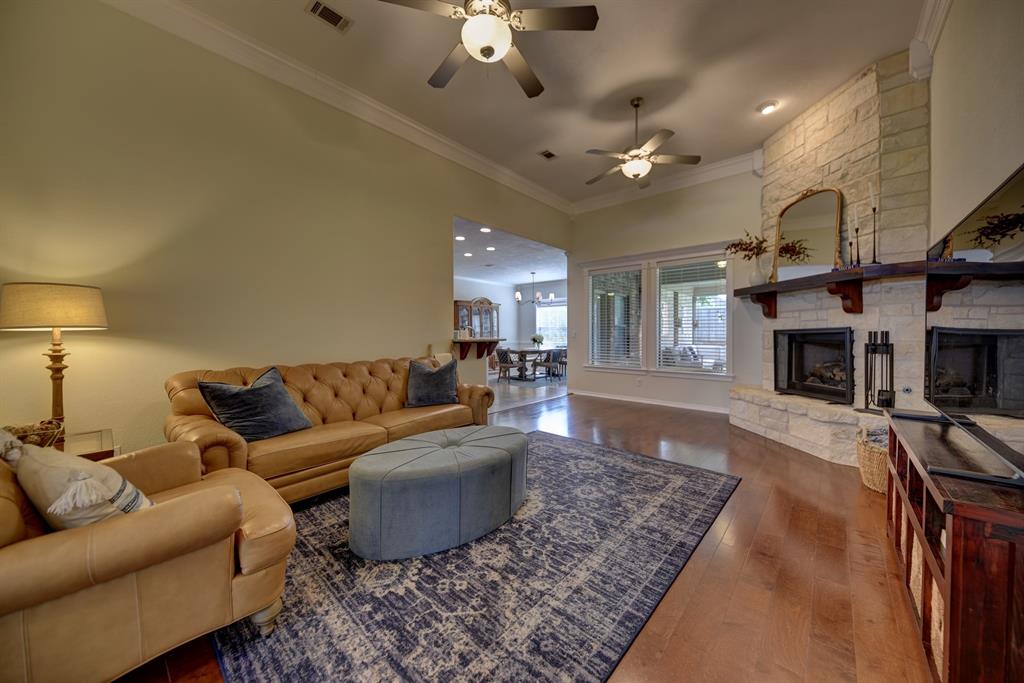 304 Whispering Oak Circle, Brenham, Texas image 8