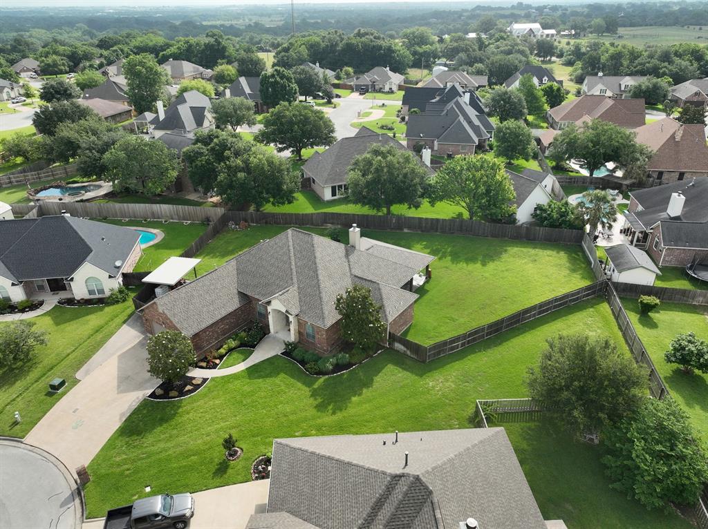304 Whispering Oak Circle, Brenham, Texas image 3