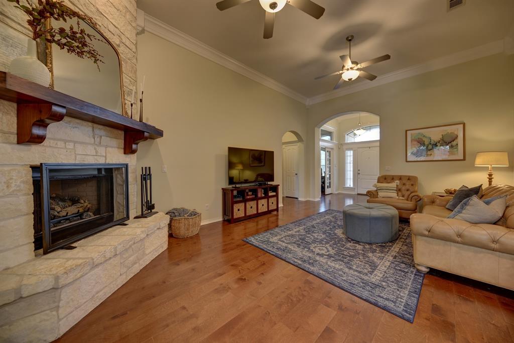 304 Whispering Oak Circle, Brenham, Texas image 7