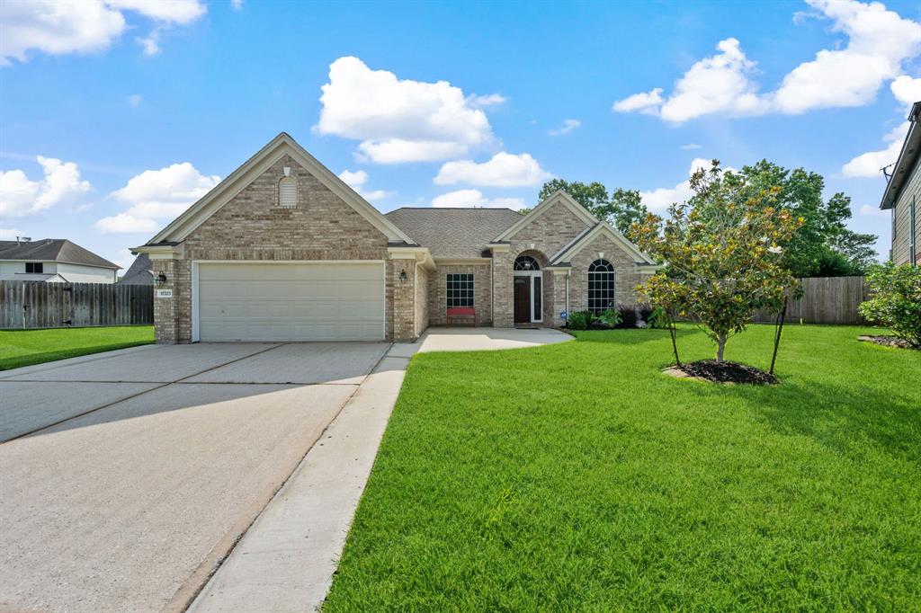 10323 Otter Circle, Baytown, Texas image 1