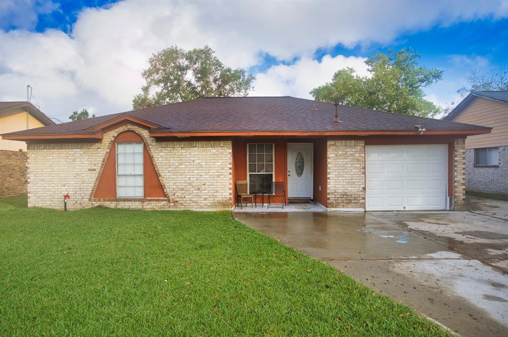 709 E Murray Street, Angleton, Texas image 1