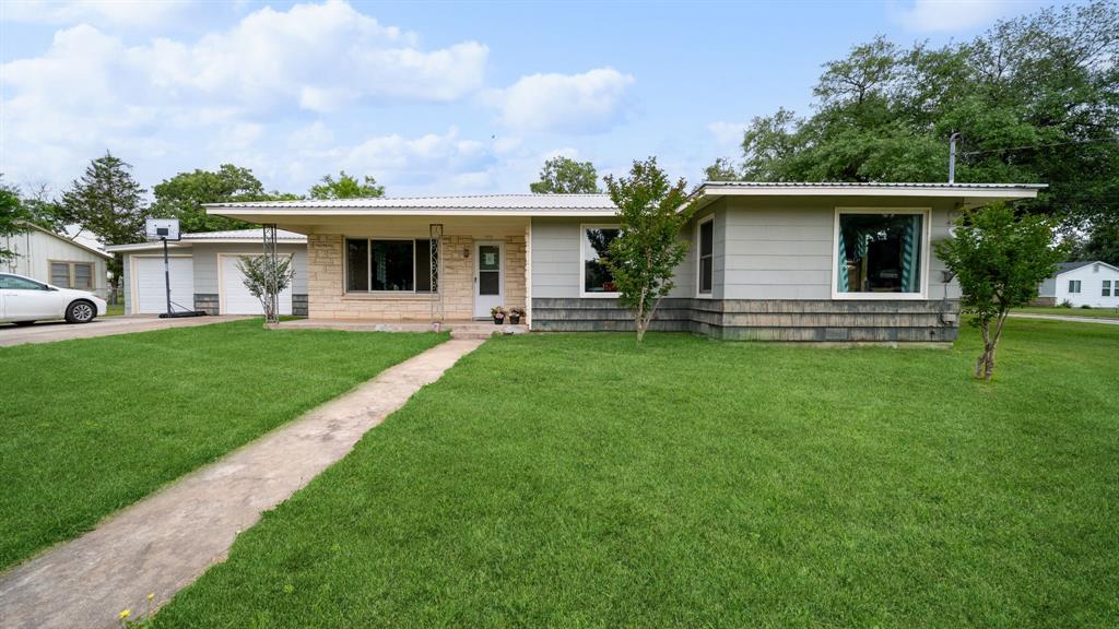 577 Schneider Street, Giddings, Texas image 2