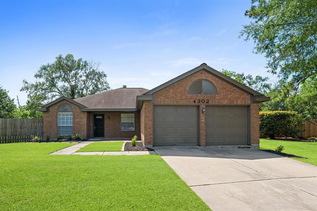 4302 Duesenberg Court, Pearland, Texas image 1