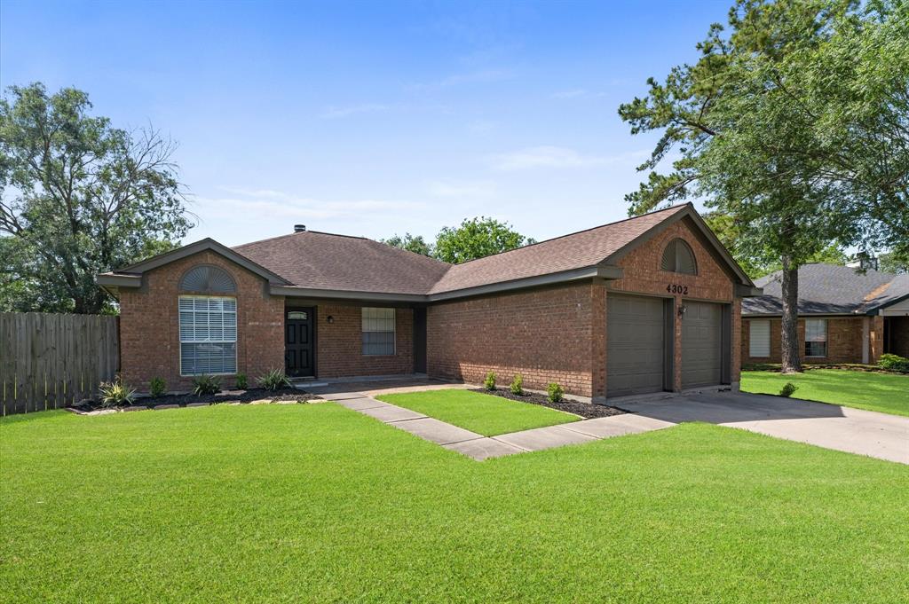 4302 Duesenberg Court, Pearland, Texas image 2