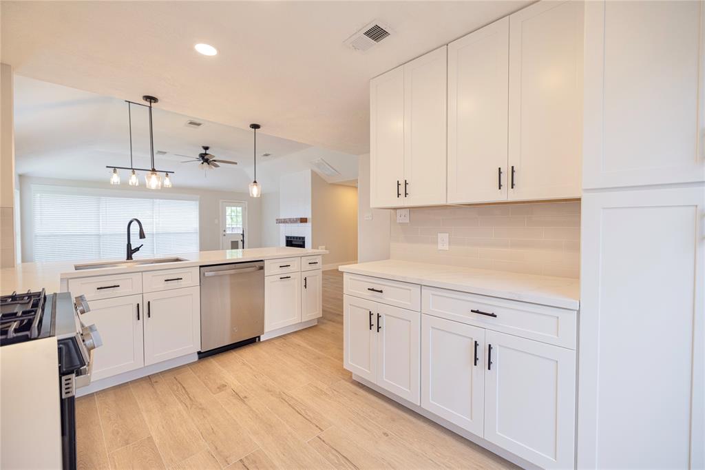4302 Duesenberg Court, Pearland, Texas image 5