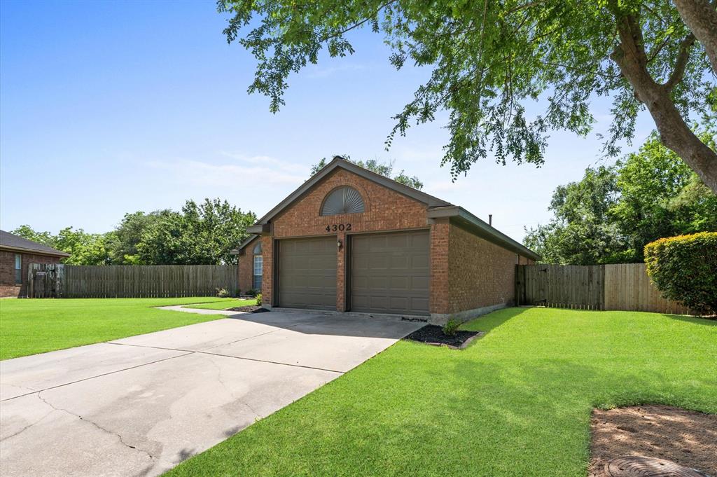 4302 Duesenberg Court, Pearland, Texas image 3