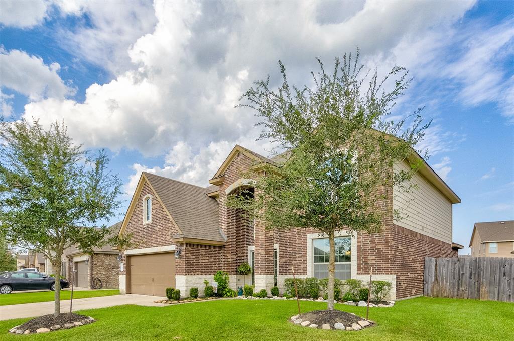 2711 Osprey Lane, Pearland, Texas image 2