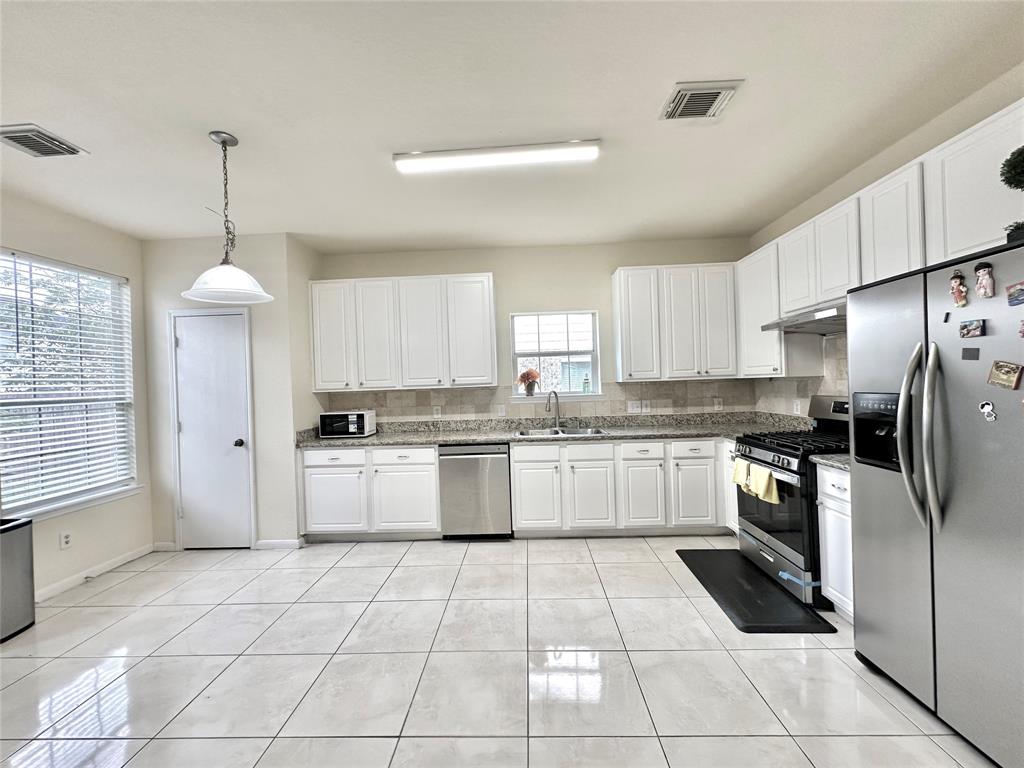 2214 Bristol Bend Lane, Katy, Texas image 9