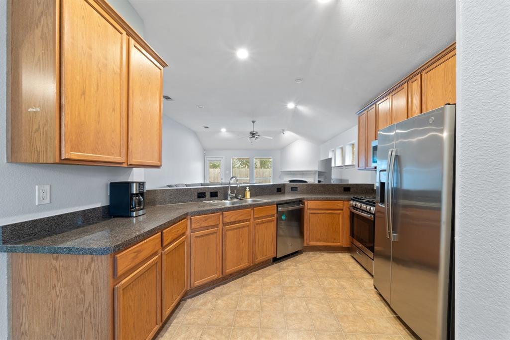 206 Rippling Creek Lane, Alvin, Texas image 6