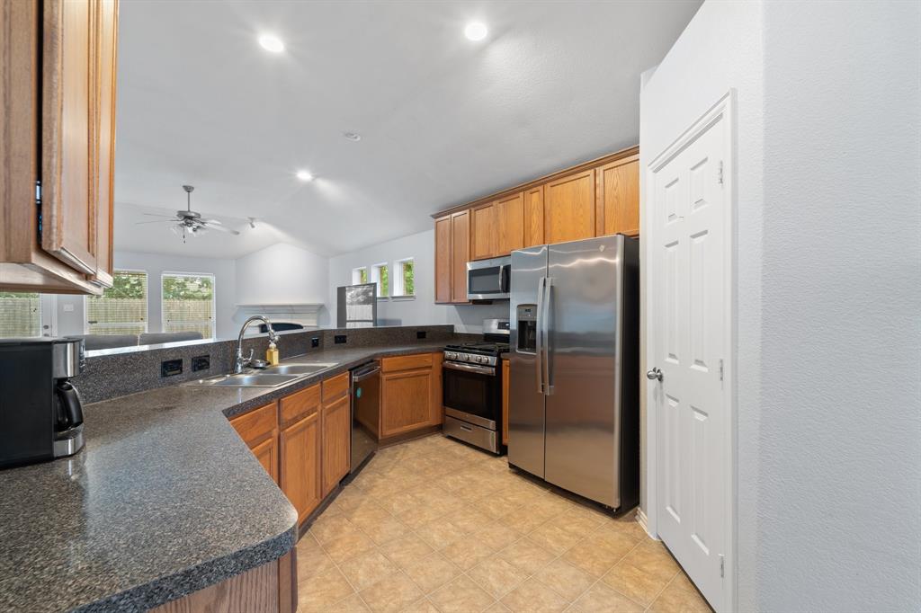 206 Rippling Creek Lane, Alvin, Texas image 7