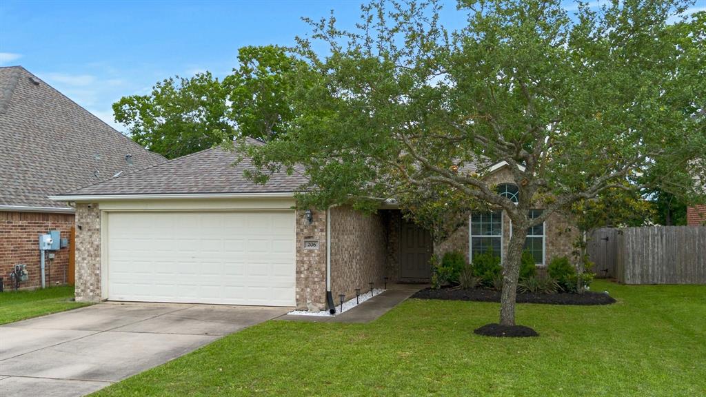 206 Rippling Creek Lane, Alvin, Texas image 27