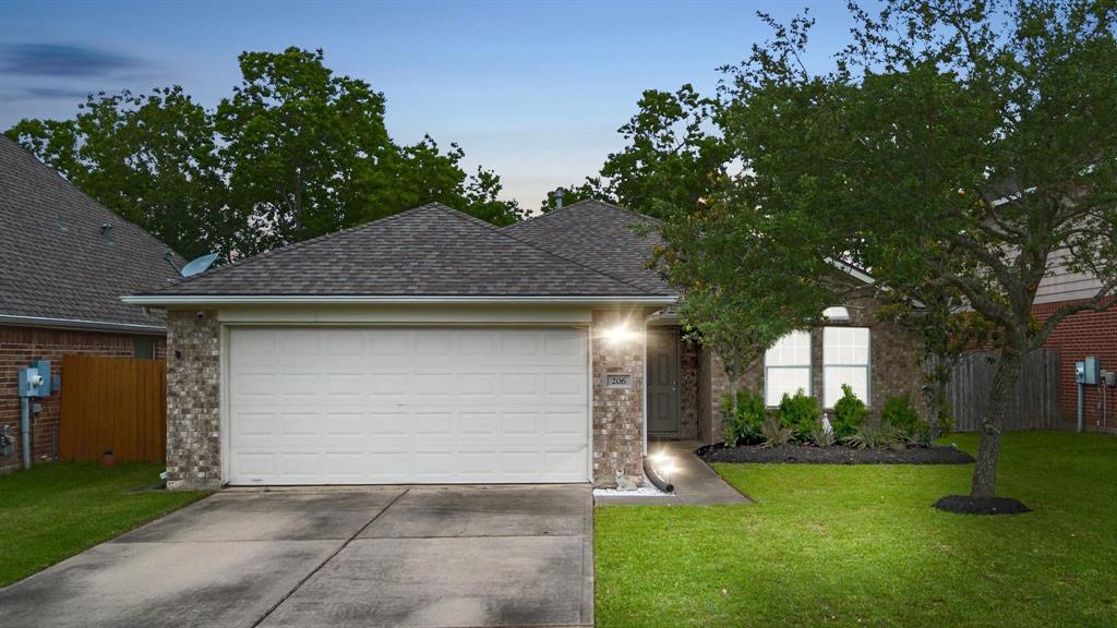 206 Rippling Creek Lane, Alvin, Texas image 1